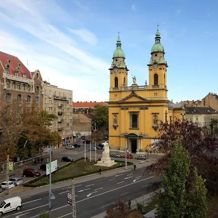 Central Ideal Location For Budapesters *